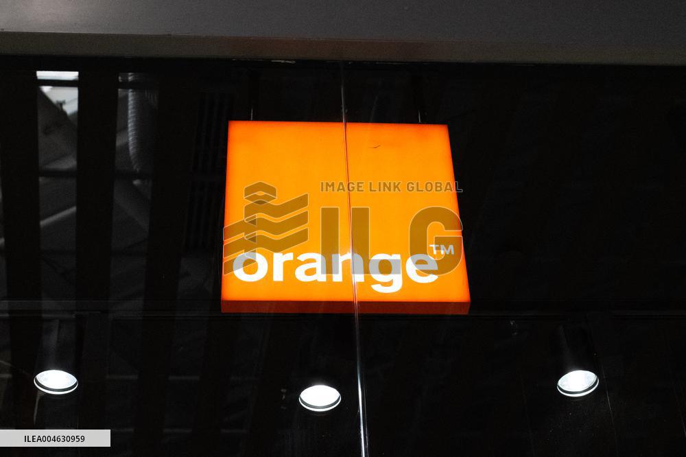 Shop and Logo - Shopping Center - Rambouillet