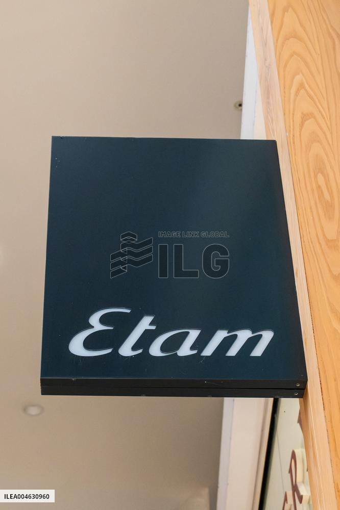 Shop and Logo - Shopping Center - Rambouillet