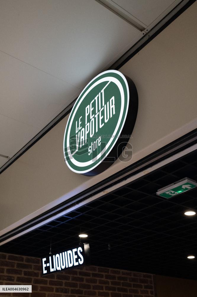 Shop and Logo - Shopping Center - Rambouillet