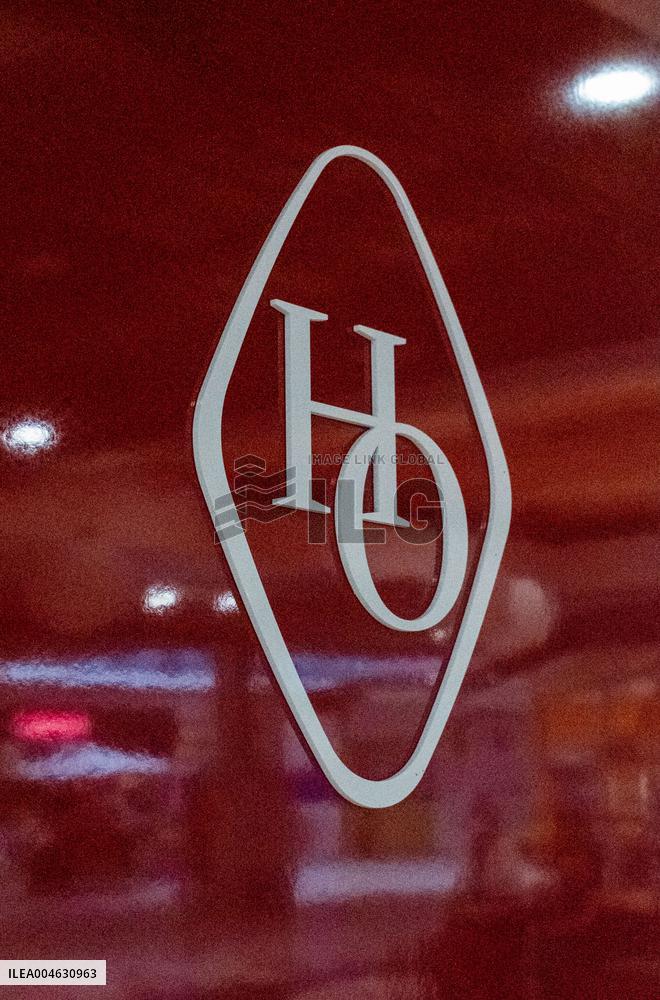 Shop and Logo - Shopping Center - Rambouillet