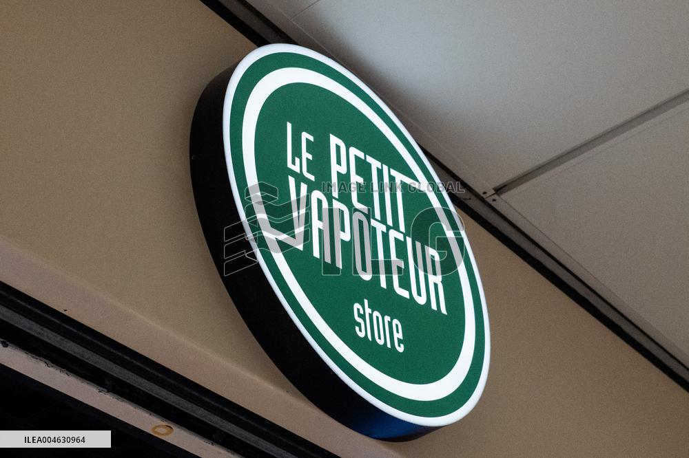 Shop and Logo - Shopping Center - Rambouillet