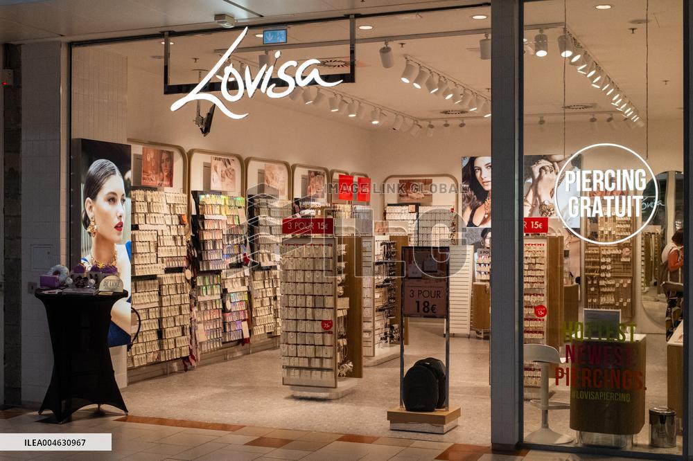 Shop and Logo - Shopping Center - Rambouillet