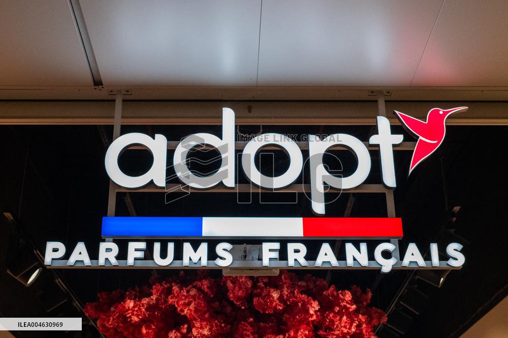 Shop and Logo - Shopping Center - Rambouillet