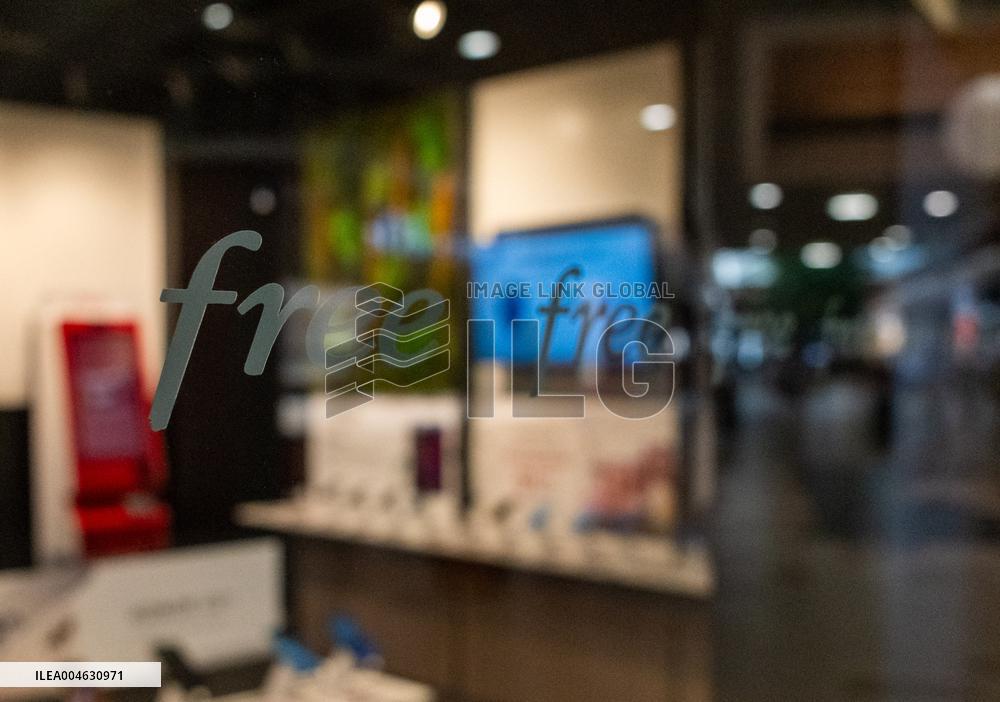 Shop and Logo - Shopping Center - Rambouillet