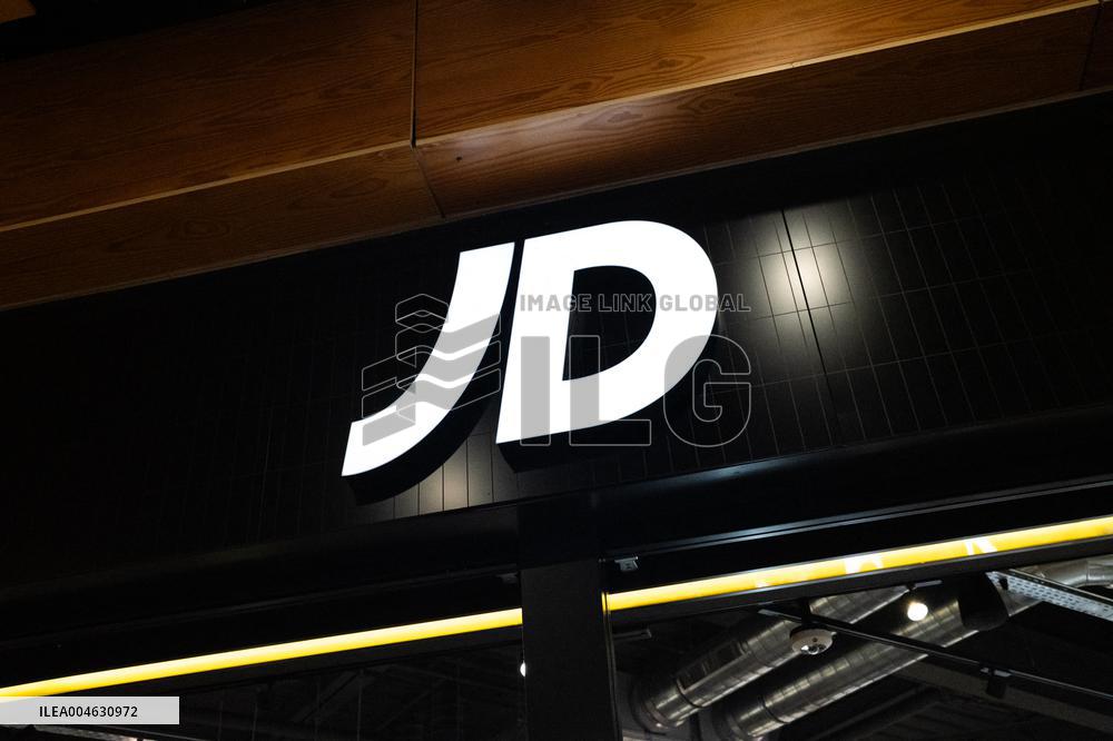 Shop and Logo - Shopping Center - Rambouillet