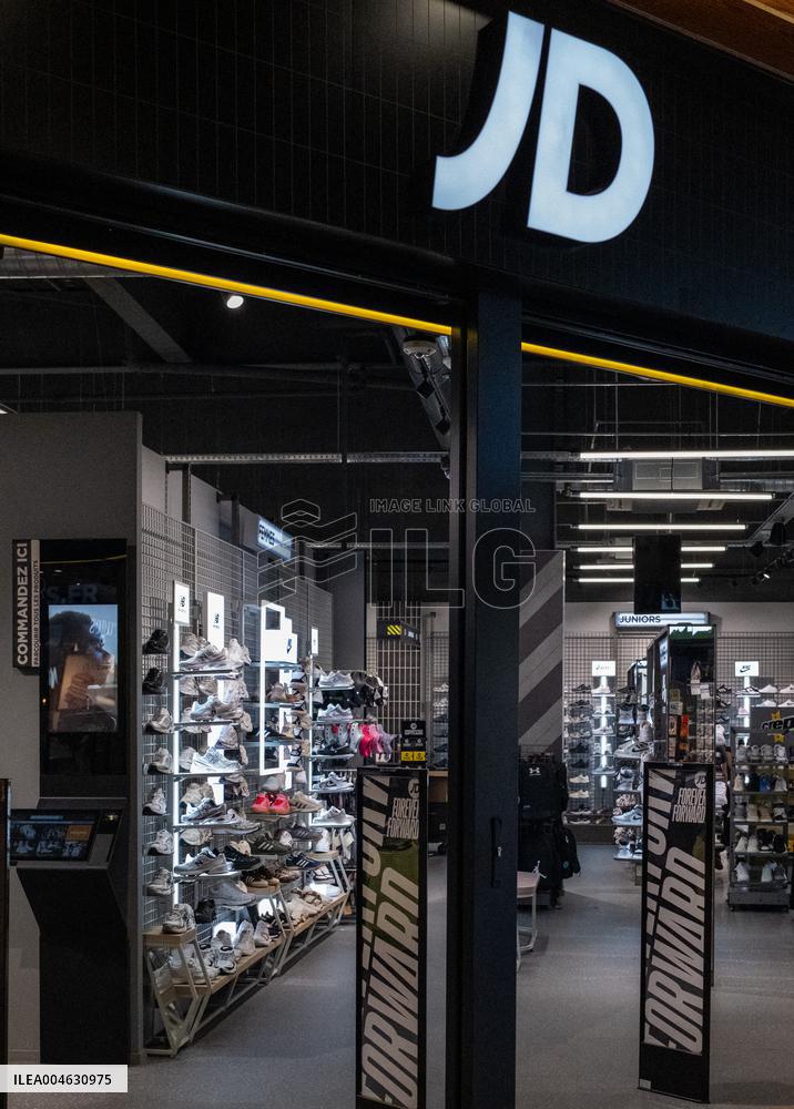 Shop and Logo - Shopping Center - Rambouillet