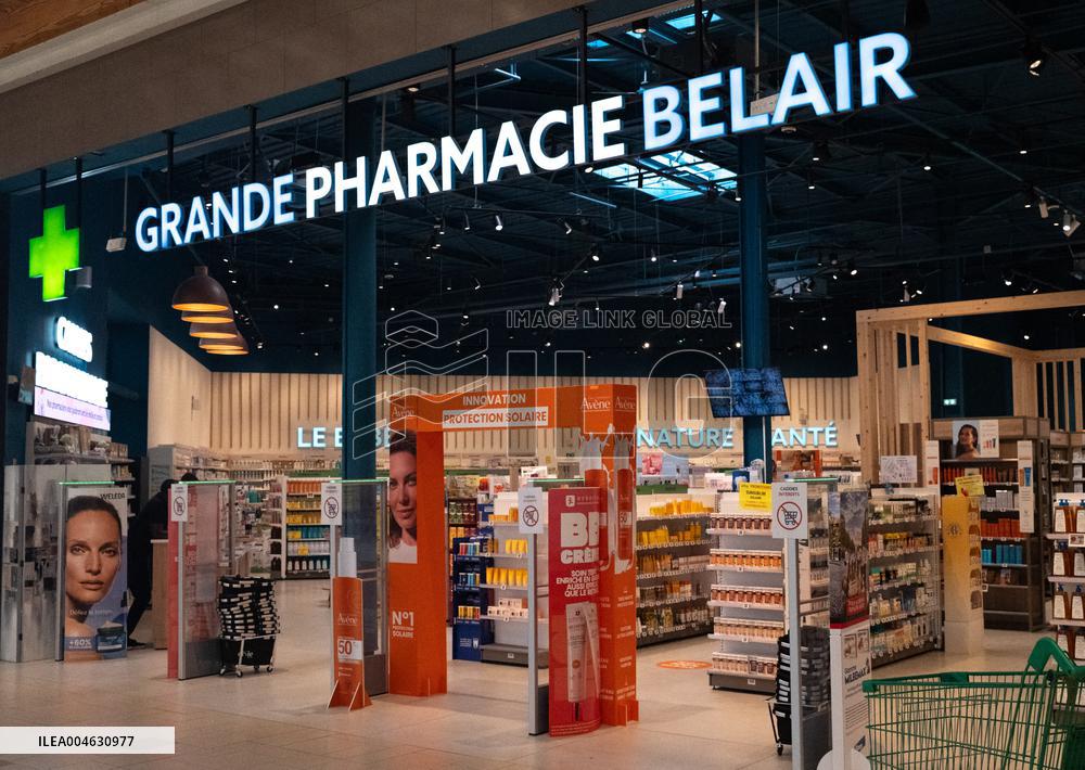 Shop and Logo - Shopping Center - Rambouillet