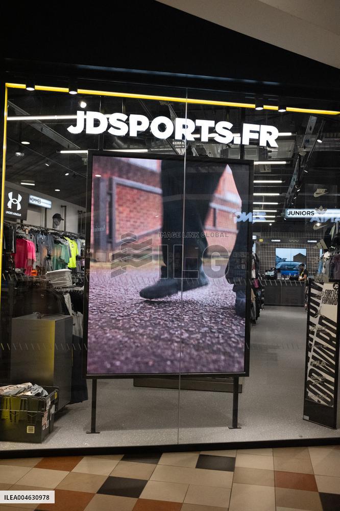 Shop and Logo - Shopping Center - Rambouillet