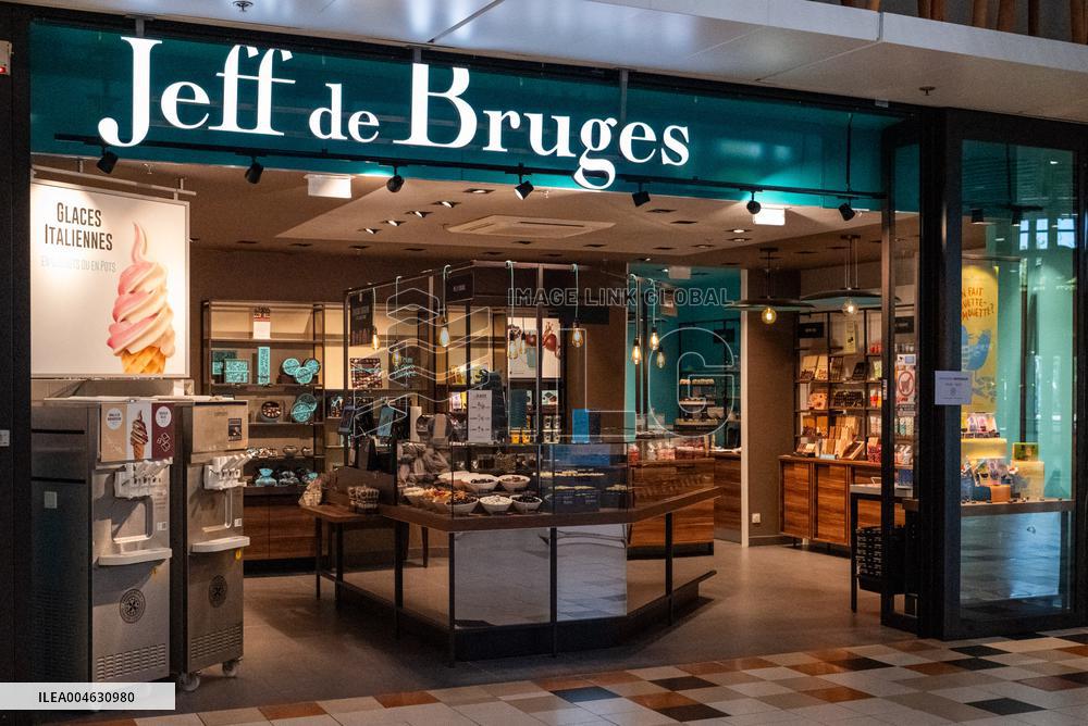 Shop and Logo - Shopping Center - Rambouillet