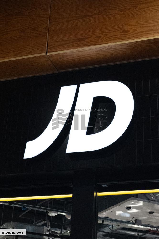 Shop and Logo - Shopping Center - Rambouillet