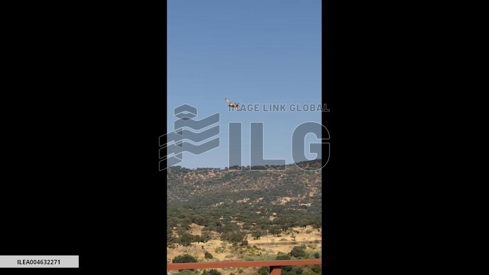 Spain: Water Bomber Scoops Water From Plasencia Reservoir