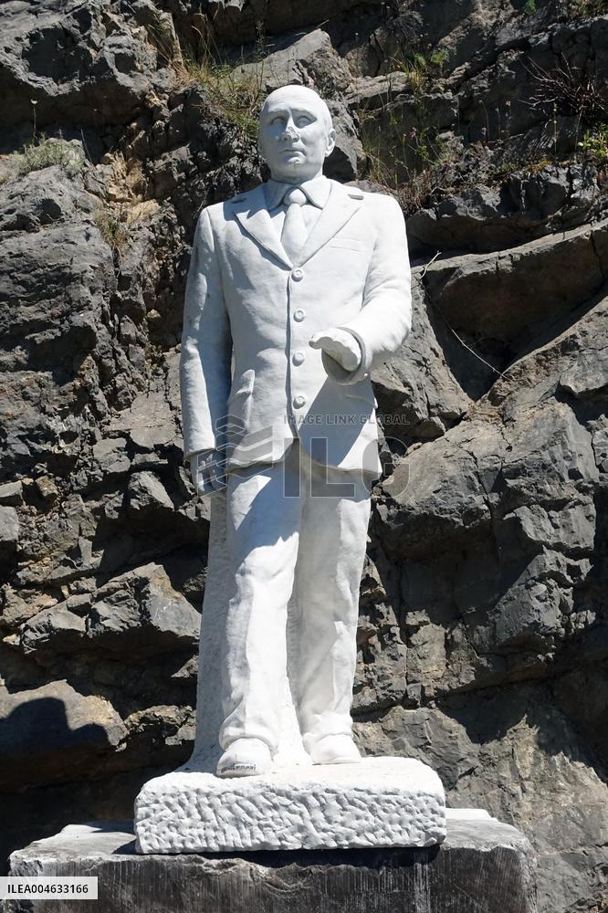 Trump and Putin Statues Vandalized in Vagli di Sotto - Italy