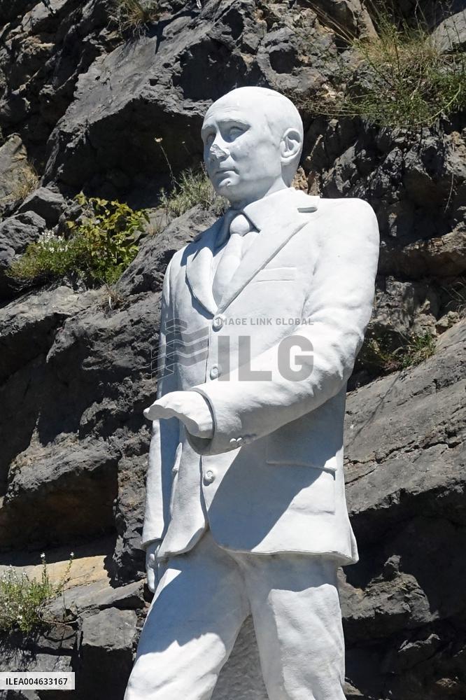 Trump and Putin Statues Vandalized in Vagli di Sotto - Italy