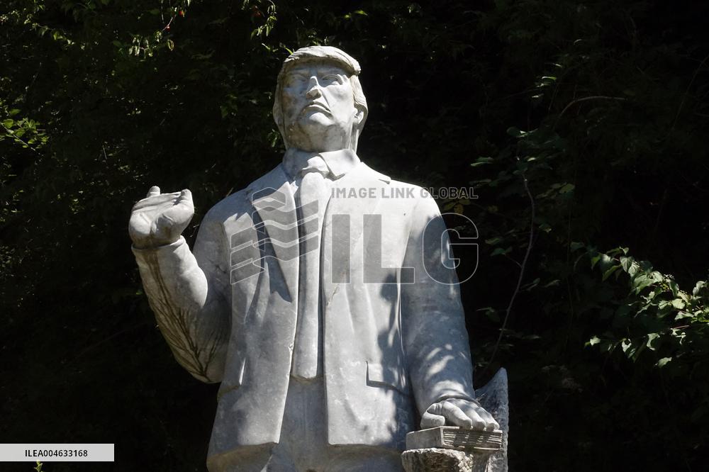 Trump and Putin Statues Vandalized in Vagli di Sotto - Italy