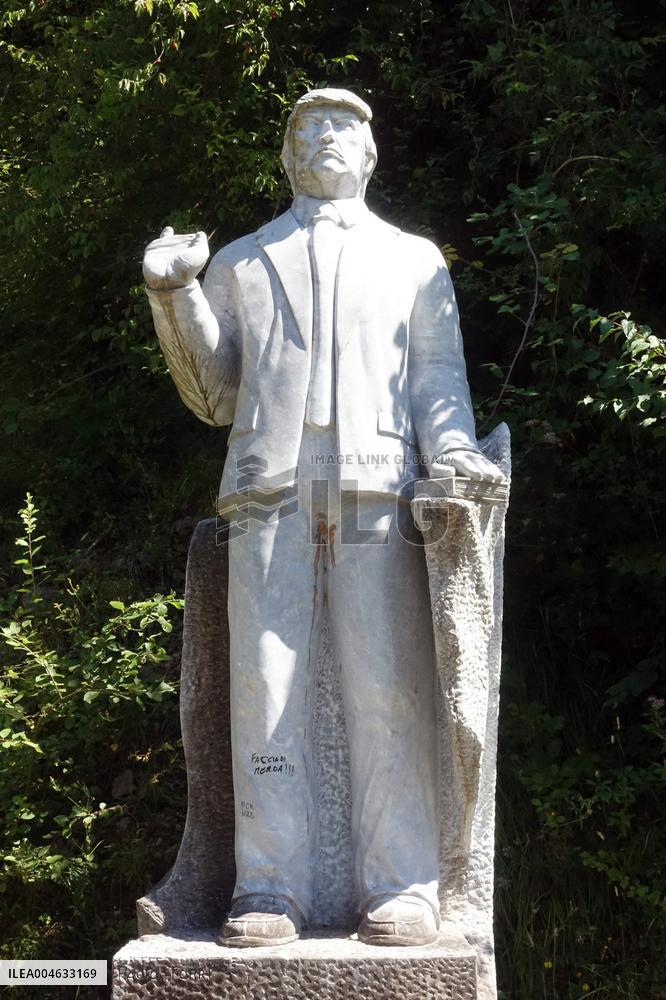 Trump and Putin Statues Vandalized in Vagli di Sotto - Italy