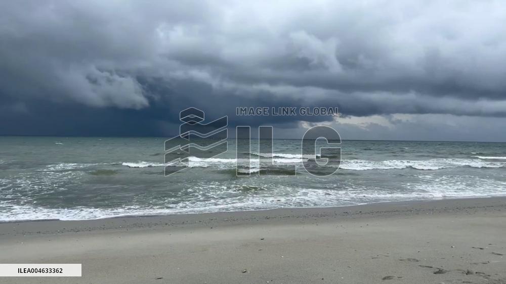 US: Waterspout Seen Off Coastline of Carolinas Amid Marine Warning