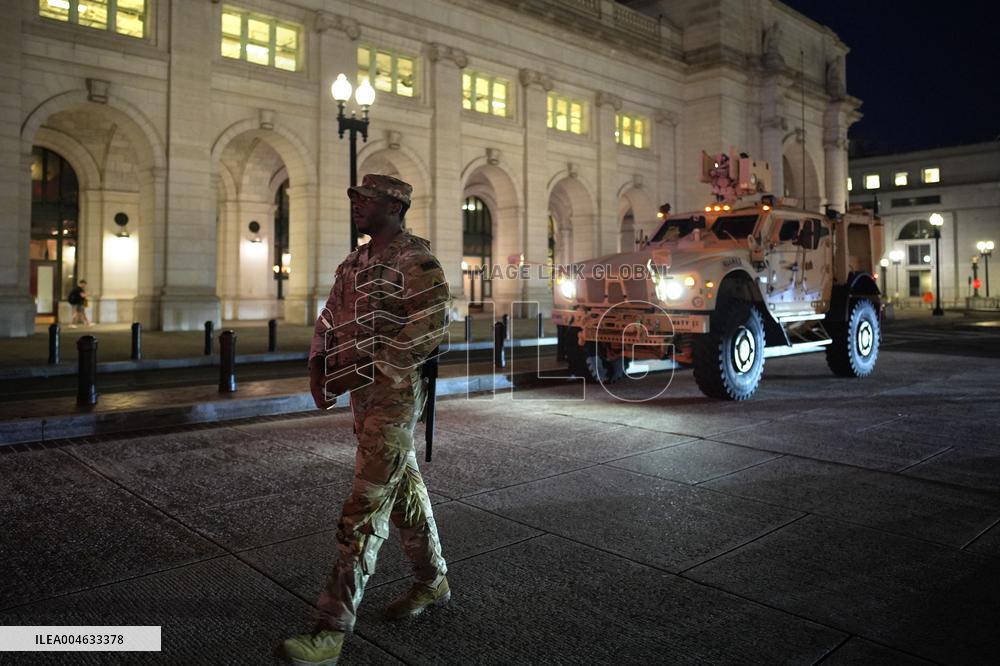 Federal agents and National Guard patrol - Washington
