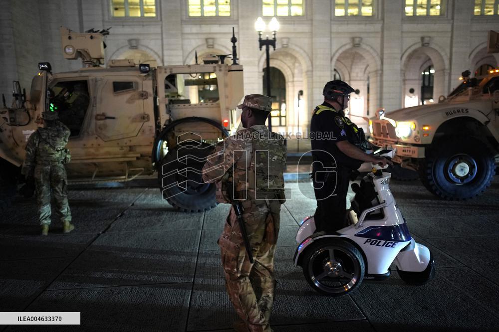 Federal agents and National Guard patrol - Washington