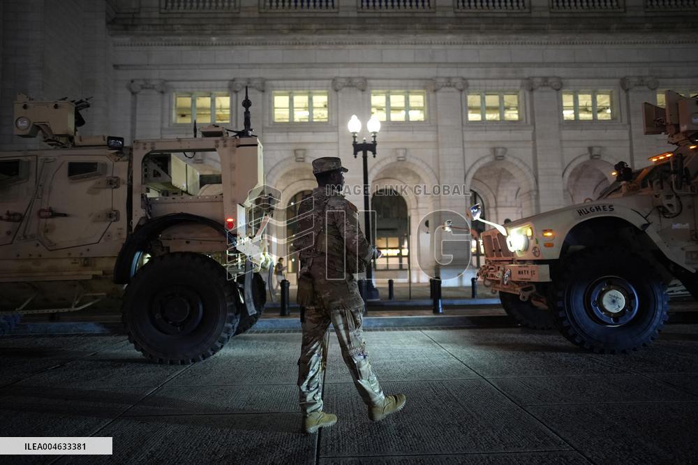 Federal agents and National Guard patrol - Washington