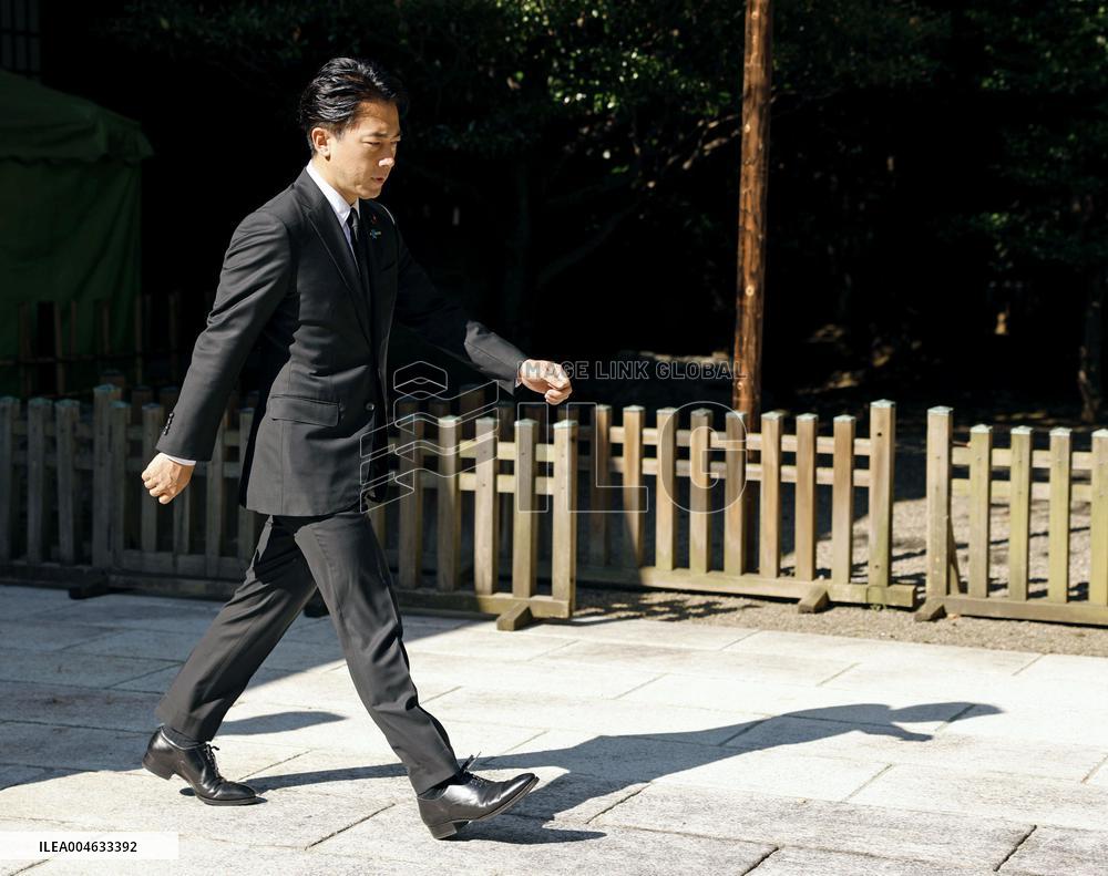 Farm minister at Tokyo's Yasukuni shrine on end of WWII anniv.