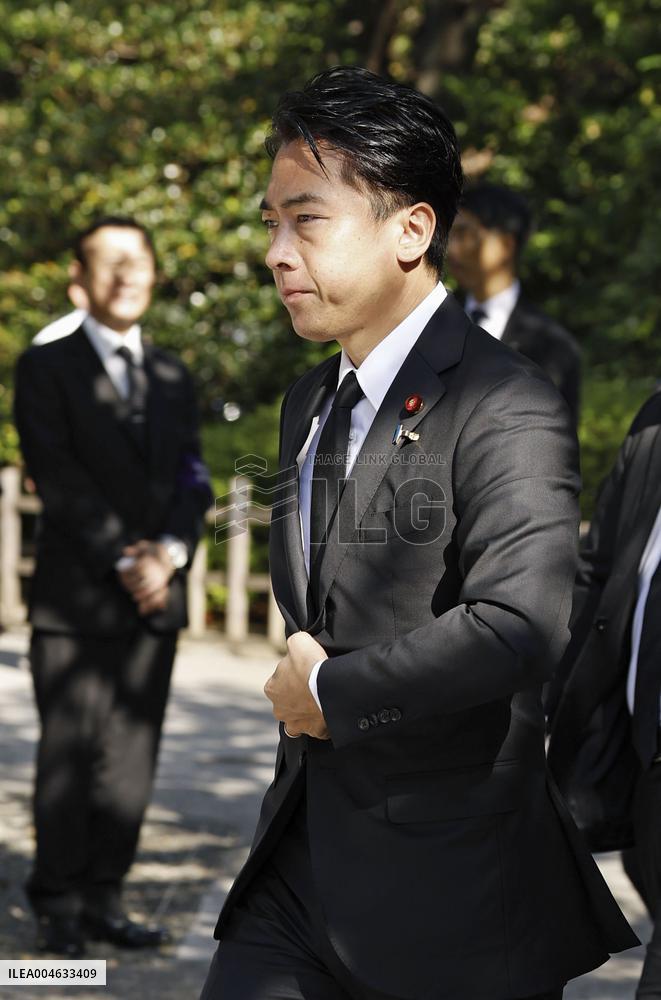 Farm minister at Tokyo's Yasukuni shrine on end of WWII anniv.