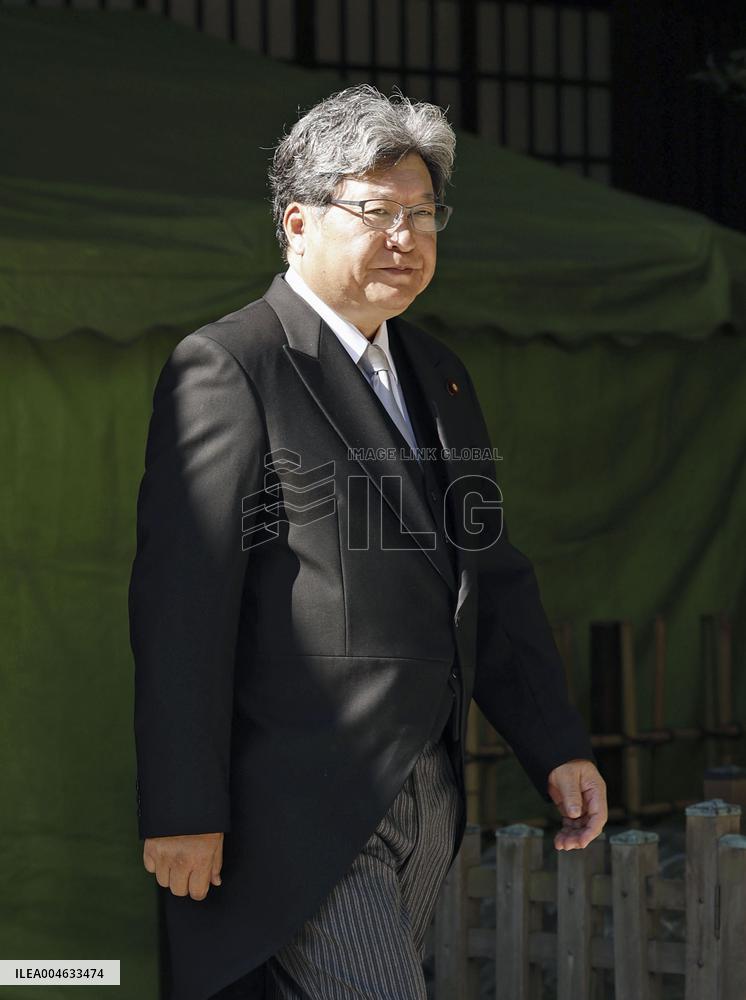 Yasukuni shrine visit on end of WWII anniv.