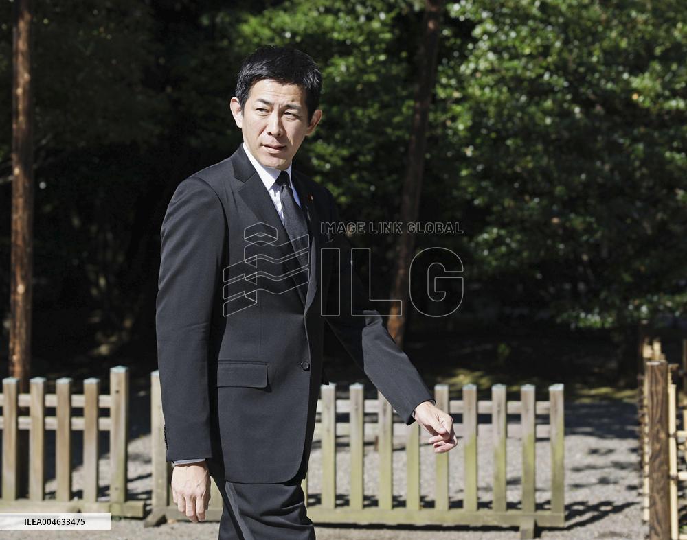 Yasukuni shrine visit on end of WWII anniv.