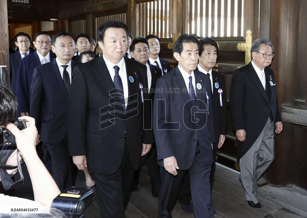 Yasukuni shrine visit on end of WWII anniv.