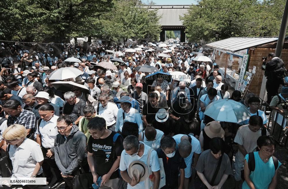 Yasukuni shrine visit on end of WWII anniv.