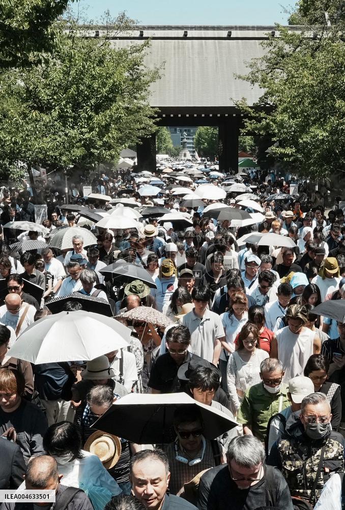 Yasukuni shrine visit on end of WWII anniv.