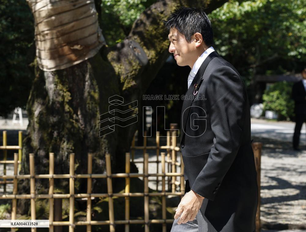 Yasukuni shrine visit on end of WWII anniv.