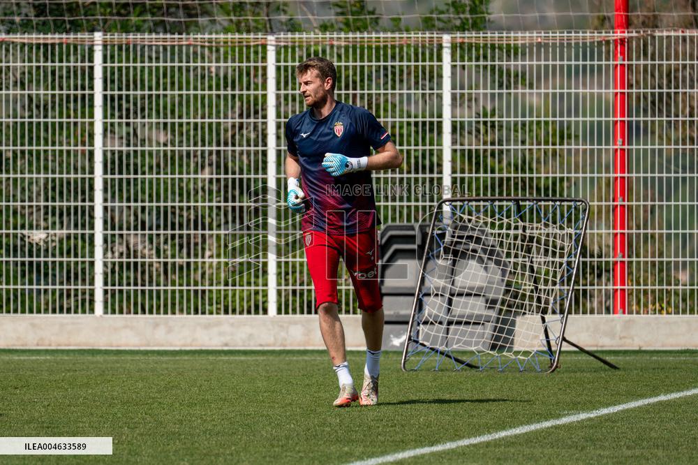 Player Spotlight Lukas Hradecky Joins AS Monaco - La Turbie