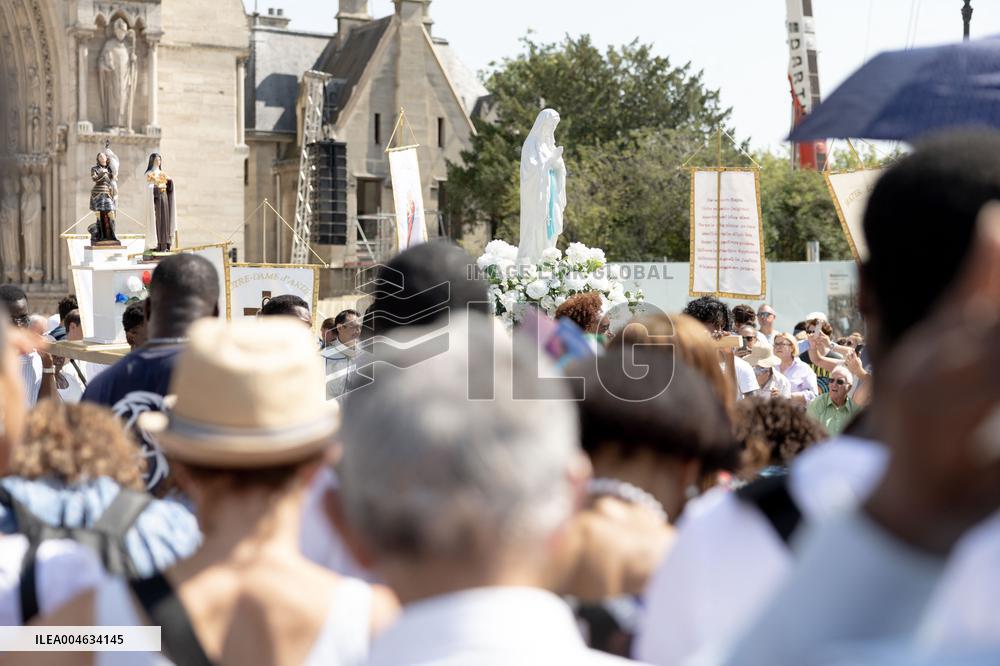 Assumption procession at Notre-Dame de Paris Cathedral - Paris AJ