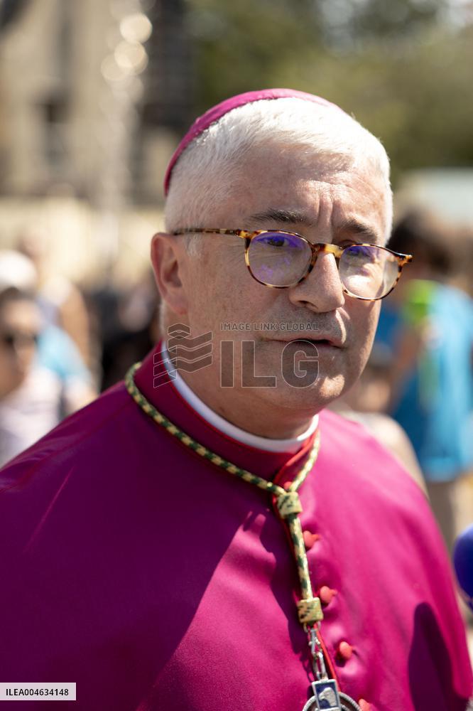 Assumption procession at Notre-Dame de Paris Cathedral - Paris AJ
