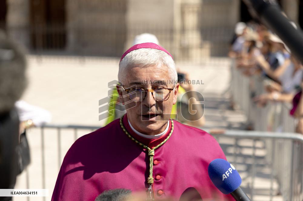 Assumption procession at Notre-Dame de Paris Cathedral - Paris AJ