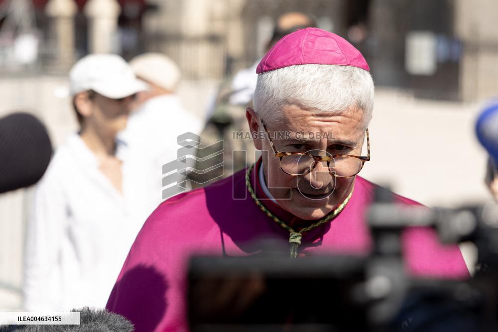 Assumption procession at Notre-Dame de Paris Cathedral - Paris AJ