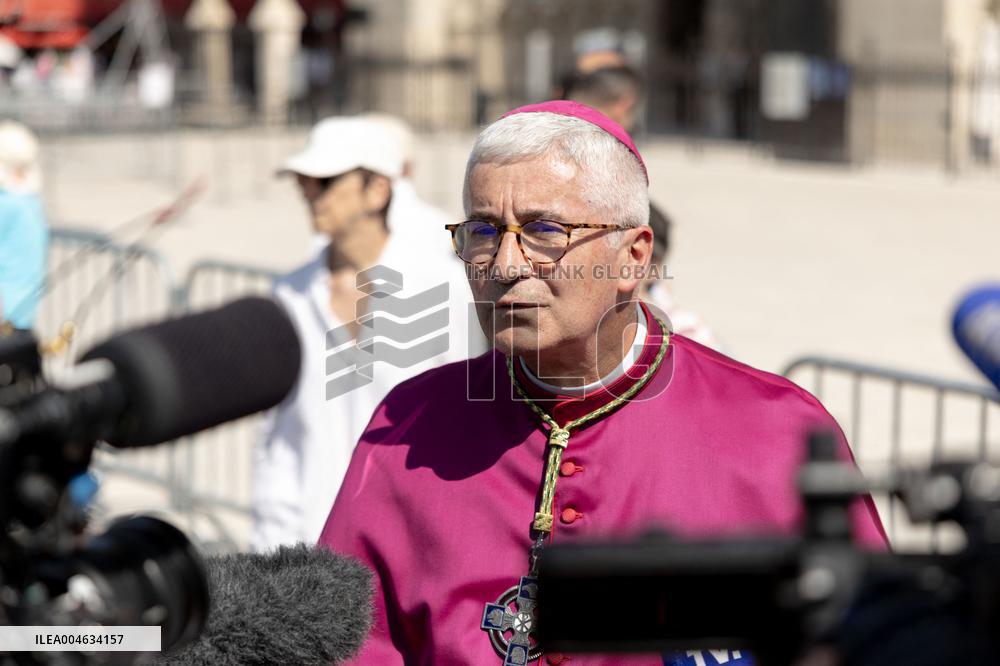 Assumption procession at Notre-Dame de Paris Cathedral - Paris AJ