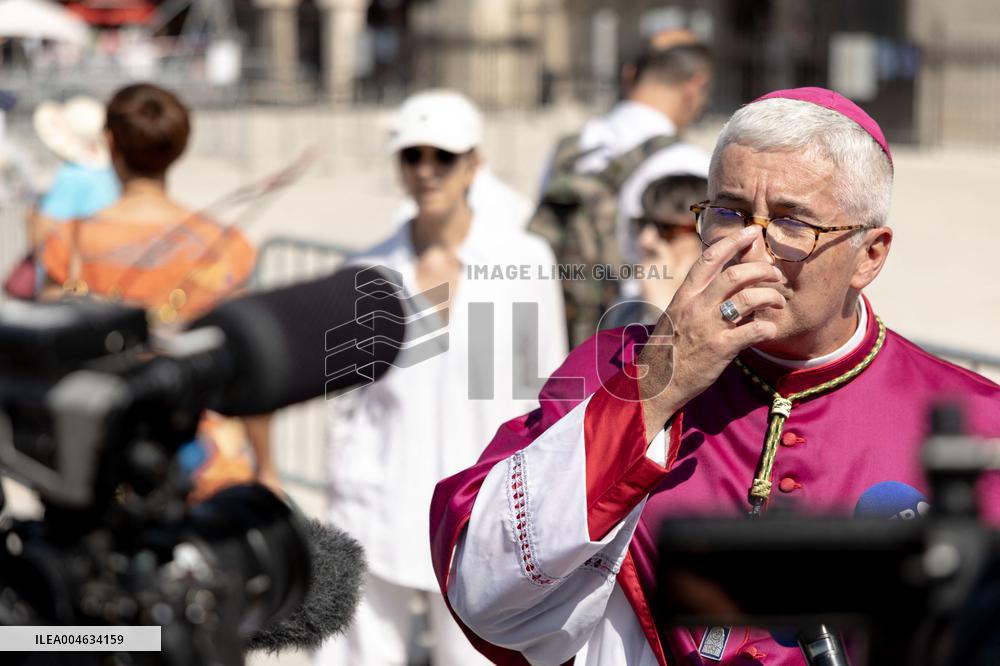 Assumption procession at Notre-Dame de Paris Cathedral - Paris AJ