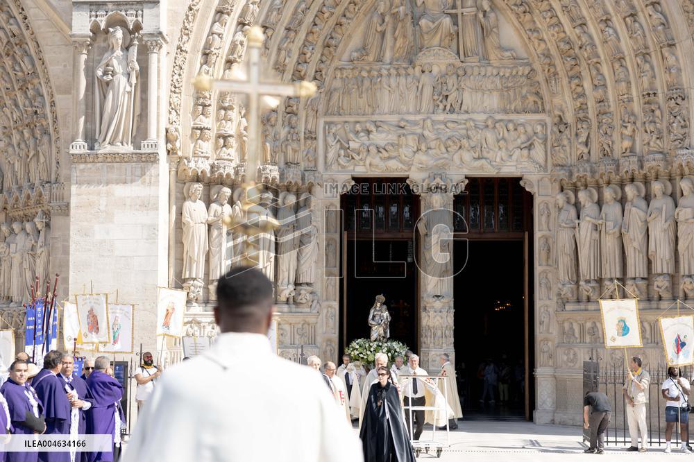 Assumption procession at Notre-Dame de Paris Cathedral - Paris AJ