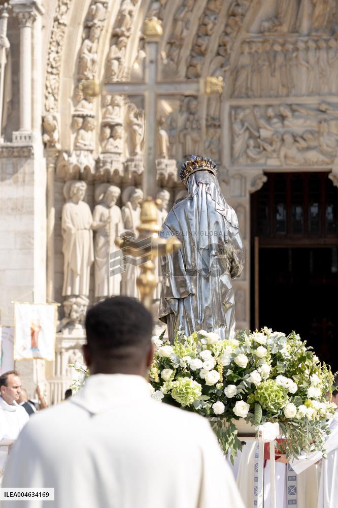 Assumption procession at Notre-Dame de Paris Cathedral - Paris AJ