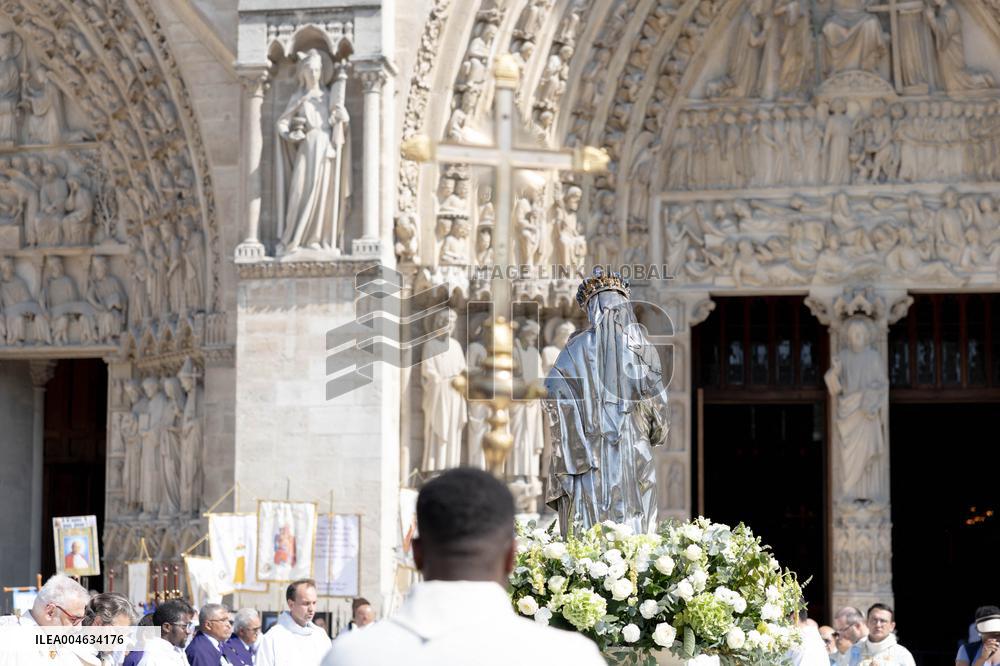 Assumption procession at Notre-Dame de Paris Cathedral - Paris AJ