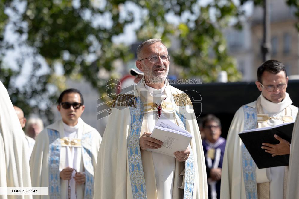 Assumption procession at Notre-Dame de Paris Cathedral - Paris AJ