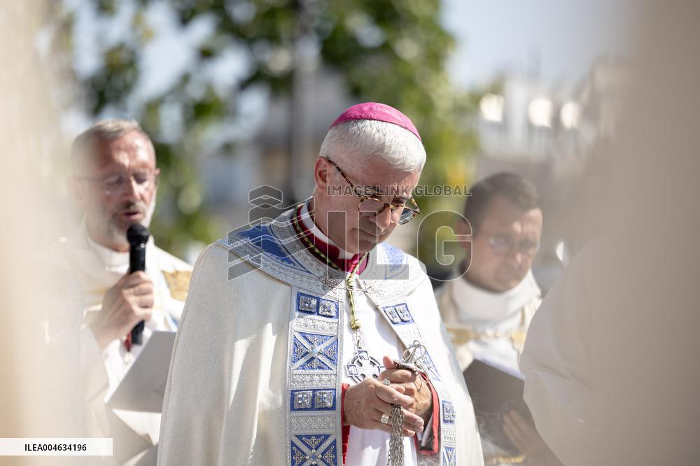 Assumption procession at Notre-Dame de Paris Cathedral - Paris AJ