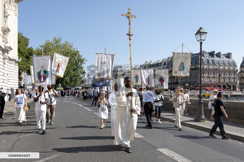Assumption procession at Notre-Dame de Paris Cathedral - Paris AJ