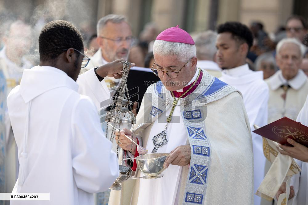 Assumption procession at Notre-Dame de Paris Cathedral - Paris AJ