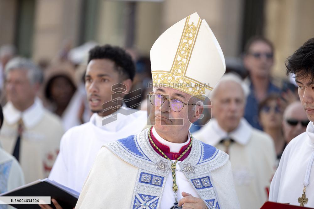 Assumption procession at Notre-Dame de Paris Cathedral - Paris AJ