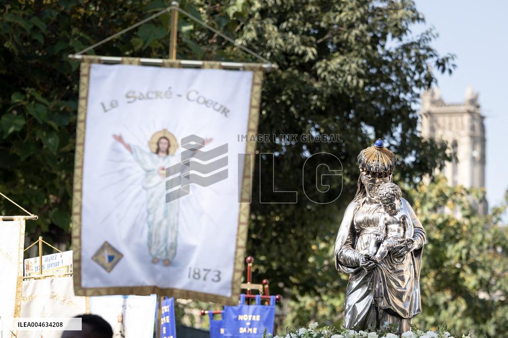 Assumption procession at Notre-Dame de Paris Cathedral - Paris AJ