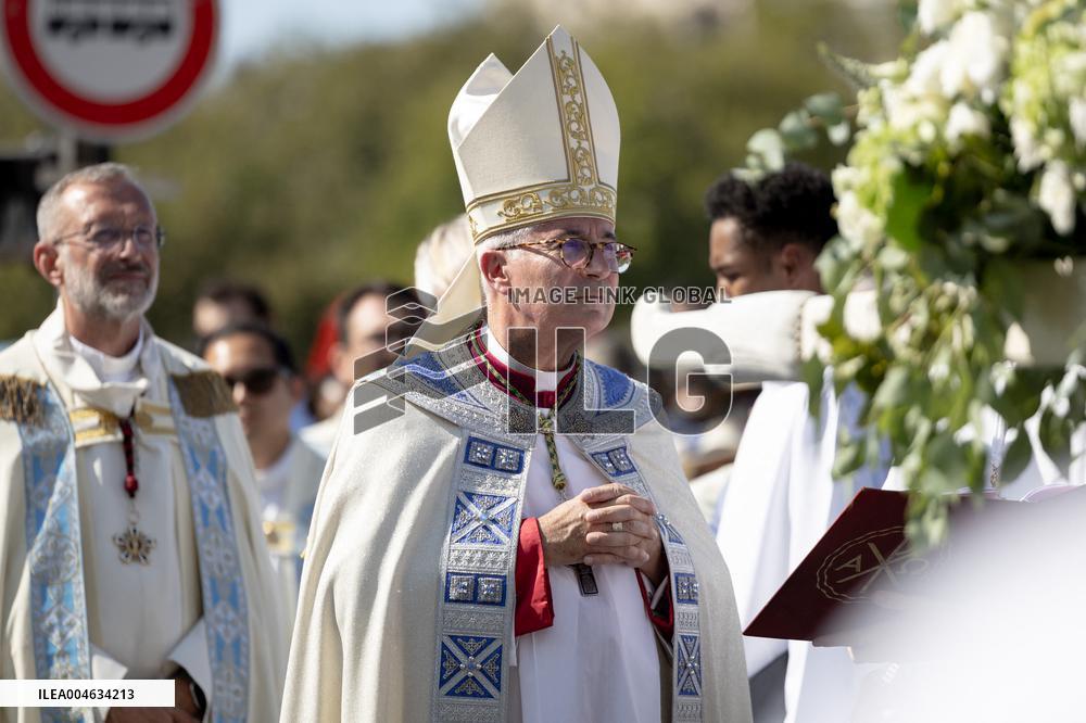 Assumption procession at Notre-Dame de Paris Cathedral - Paris AJ