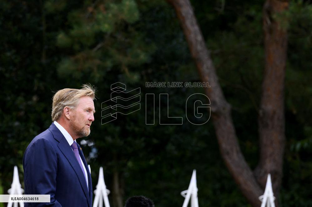 King Willem-Alexander and PM Schoof Commemorate 80th Anniversary of WWII End - The Hague