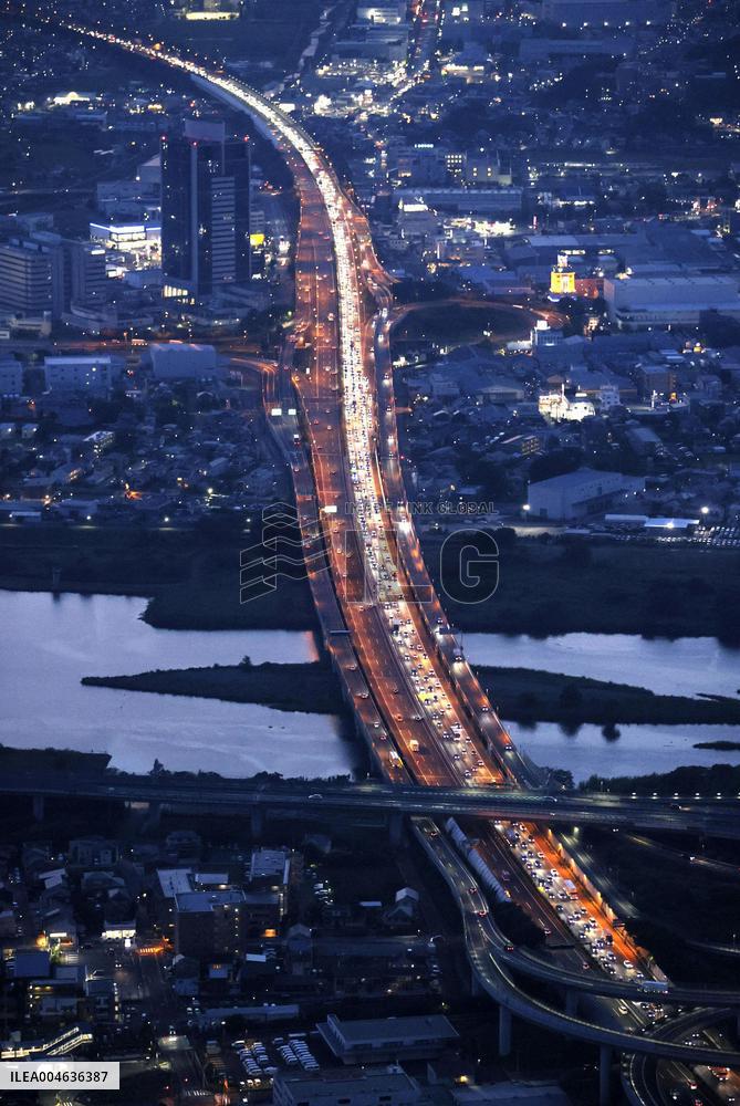 Return rush of "bon" summer holidaymakers in Japan